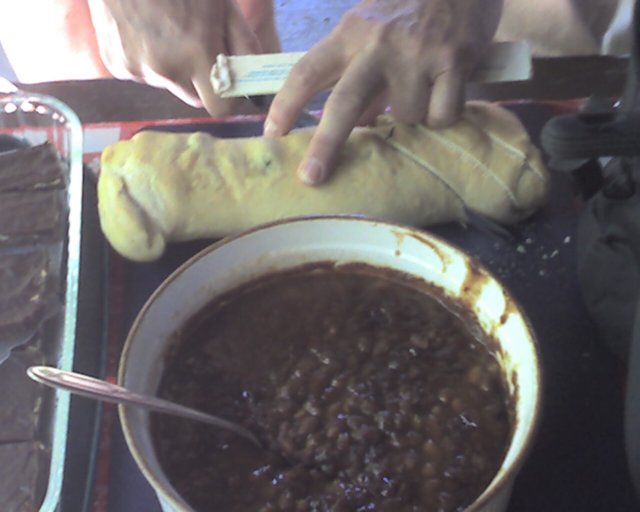 anotherviewofronmillerslicinghisolivebread.jpg