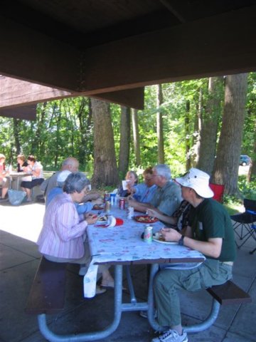 shadedtablehavinglunch.jpg
